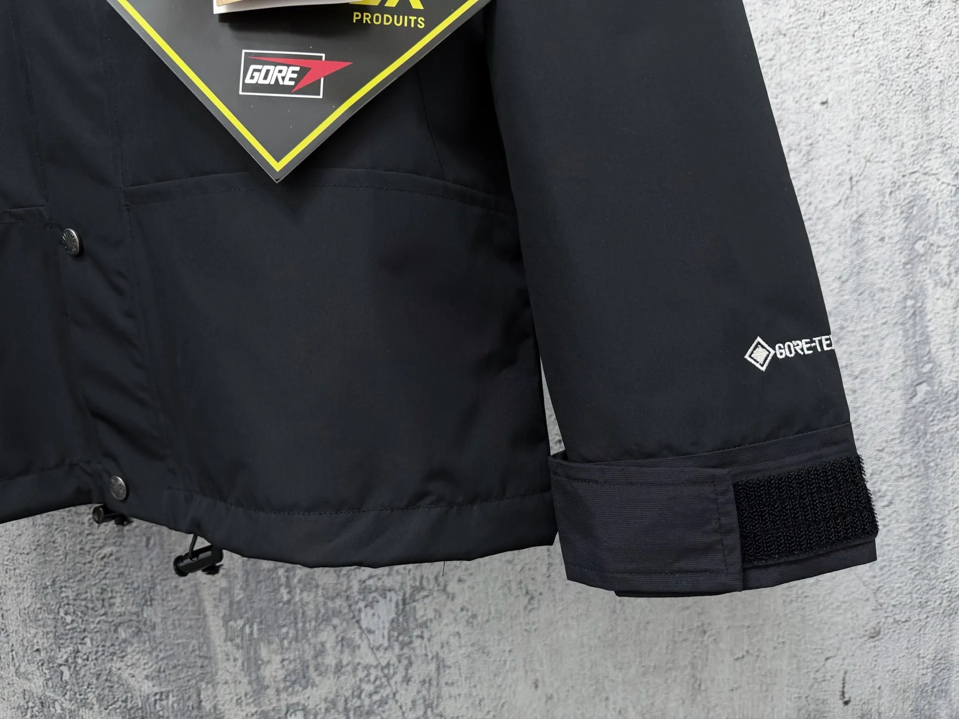 (original) [The North Face] The North Face 1990 Classic outdoor waterproof jacket and mountaineering jacket #Purchasing level In order to restore all the texture of ZP, this year the team spent several months and finally shipped it. All accessories are restored to ZP, and the fabric workmanship is upgraded. ✅Waterproof to the international ISO standard 90 (ISO 4) level to achieve the rolling effect of water droplets on a lotus leaf. ✅Highly permeable laminated fabric Gore-tex imitation water Breathable film, feels better and more comfortable. ✅The embroidery uses the original imported Tajima embroidery machine to restore ZP. Tajima's embroidery is neat and three-dimensional, with full three-dimensionality and the charm of each letter. Each stroke has a strong three-dimensional effect. ✅Original YKK zippers for all clothes, which can withstand 100,000 pulls and wear, and original Velcro. Mold-made custom hardware accessories, clear and three-dimensional fonts ✅The representative work of jackets, MJ in 1990, is TNF’s traditional favorite. Featuring a GT design, this stylish jacket is reimagined for all your urban adventures, offering unparalleled waterproof and windproof protection. ✅GT comes with taffeta and brushed tricot lining for extra warmth. ✅In addition, it can be combined with the 1996 down jacket for super thermal insulation effect‼ ️Size:XS-2XL
